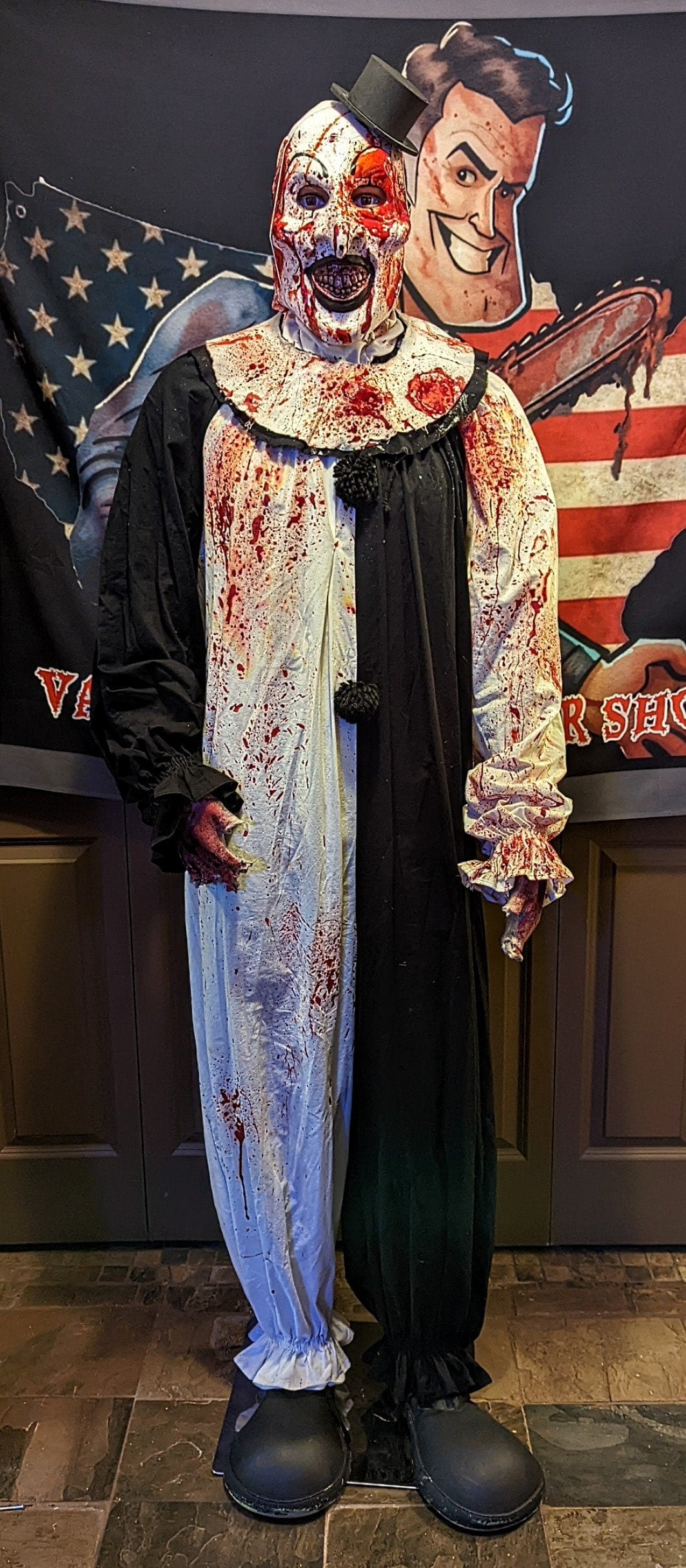 Terrifying Clown: Life sized head to toe display/cosplay