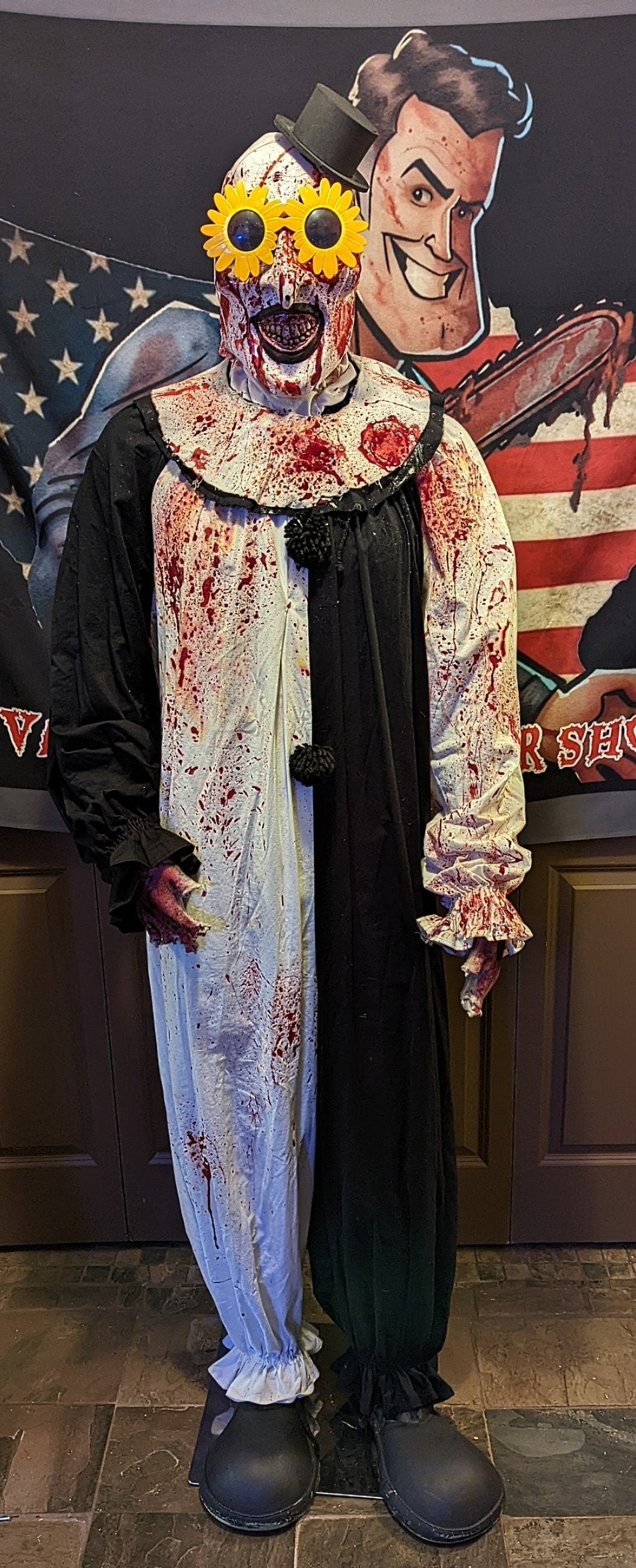 Terrifying Clown: Life sized head to toe display/cosplay