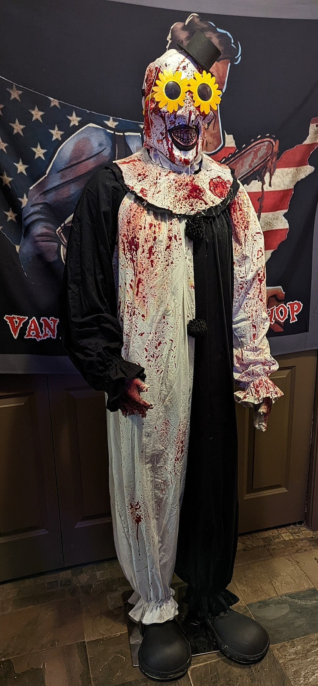 Terrifying Clown: Life sized head to toe display/cosplay