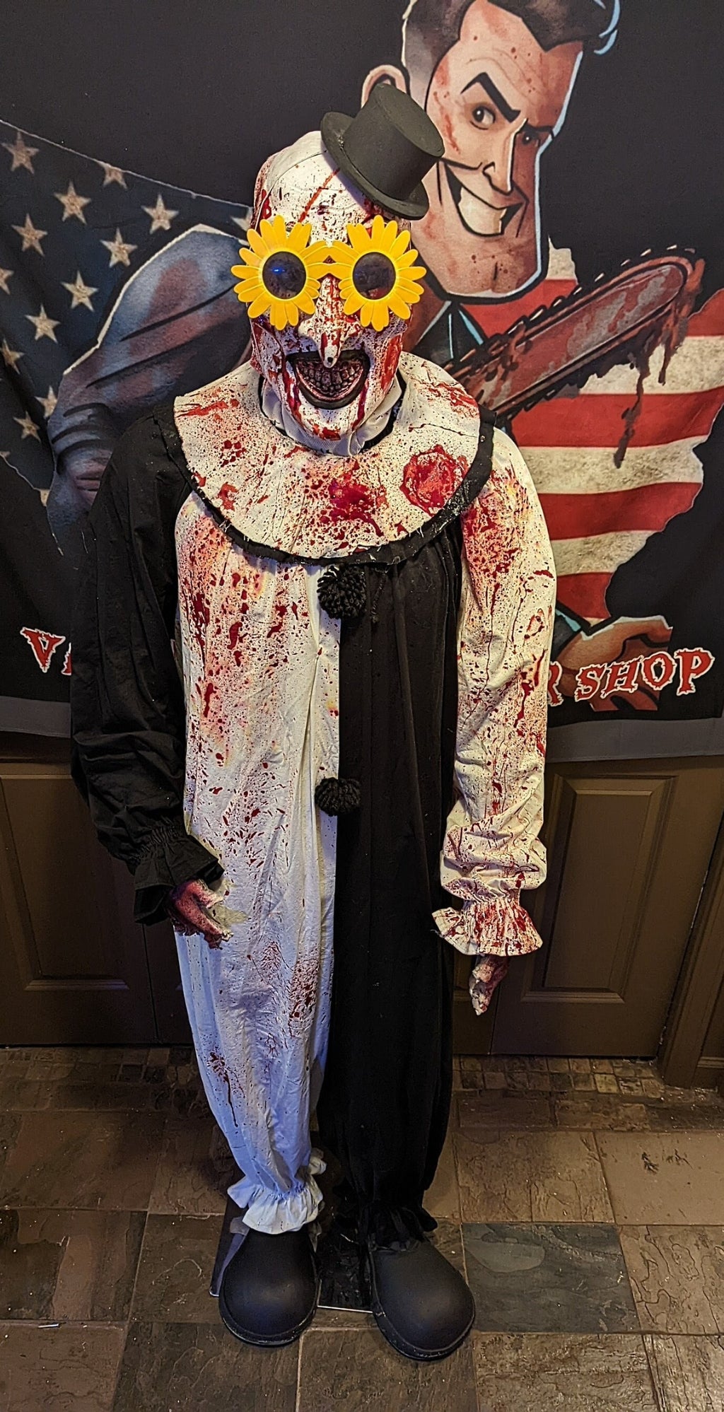 Terrifying Clown: Life sized head to toe display/cosplay